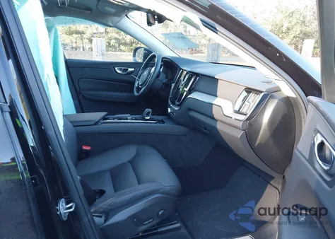 2025 Volvo Xc60 B5 Plus z USA, uszkodzony, nr VIN YV4M12RC2S1132405